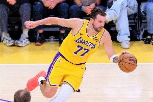 带伤打完系列赛！记者：贺希宁在半决赛G1胯部拉伤 G2后拉伤加重